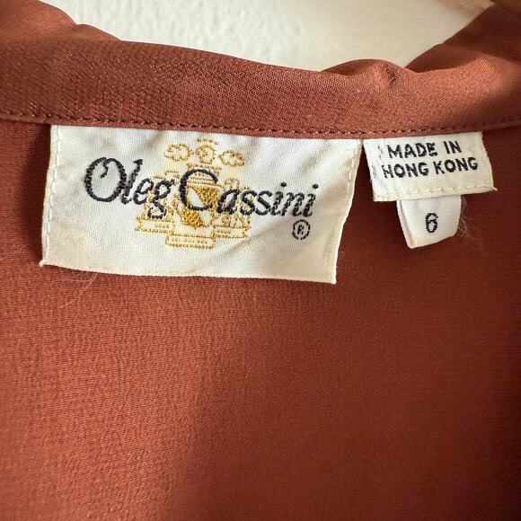 70s Vintage OLEG CASSINI | Brown Silk Chest Pocket Crest Blouse | Size 6 - Picture 4 of 11
